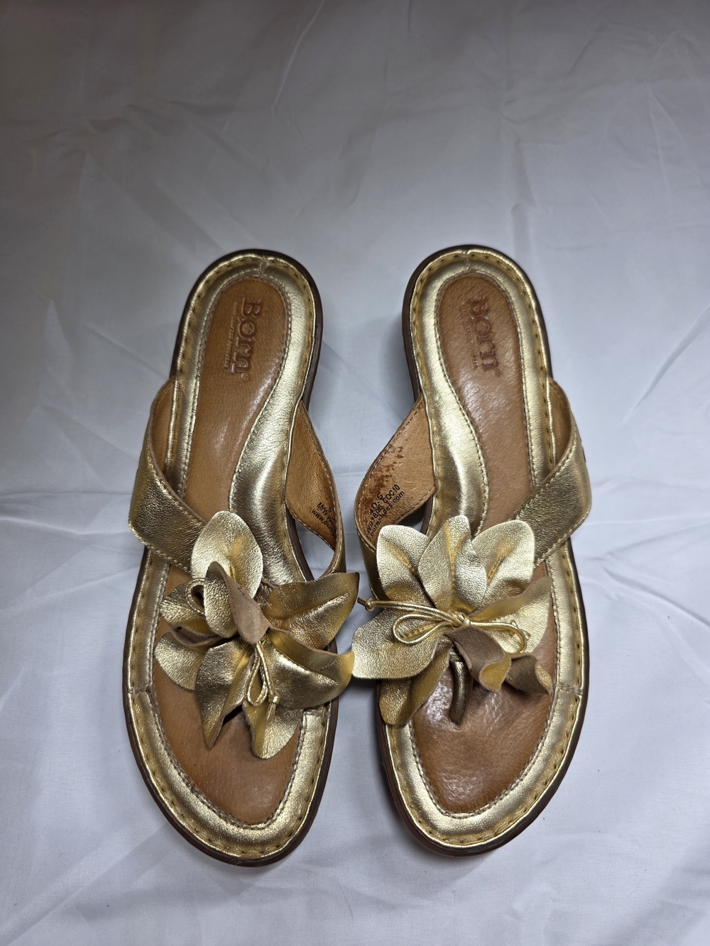 Born Metallic Gold Floral Wedge Leather Thong Sandals Women's Size 9